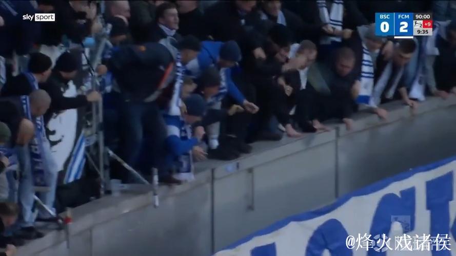 马格德堡球员庆祝进球意外跌入2.7米深沟 马格德堡球员庆祝进球意外跌入2.7米深沟